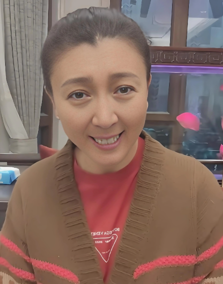 闫学晶给粉丝拜年，“卖惨风波”后首亮相！昨日，知名“困难户”闫学晶，公开亮相