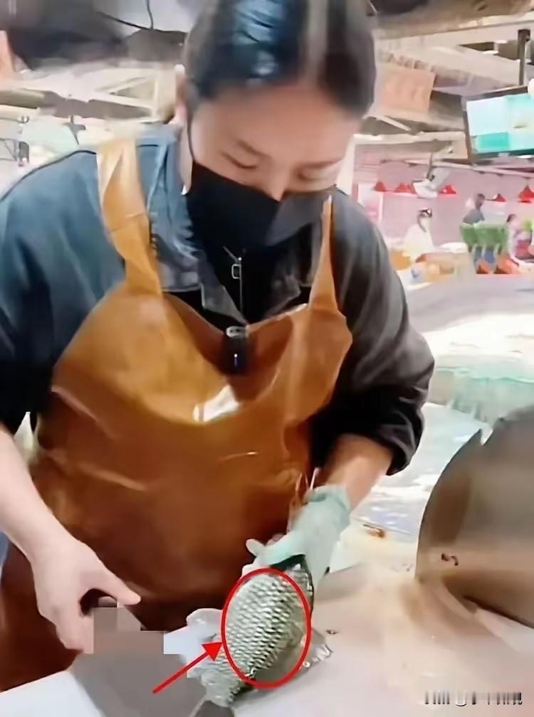 胖东来给员工降薪30%，我估计，员工也不会离开胖东来。杀鱼大姐的例子，早给所
