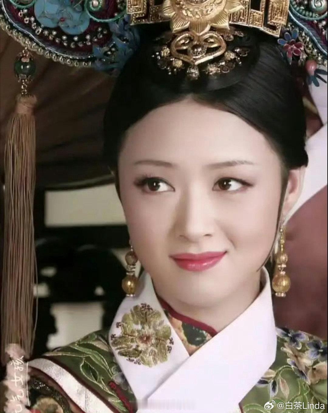 蒋欣暴瘦这事儿，网友一边狂夸她自律，说瘦下来精致上镜，另一边却直呼心疼，觉得她脸颊凹陷、身形单薄，完