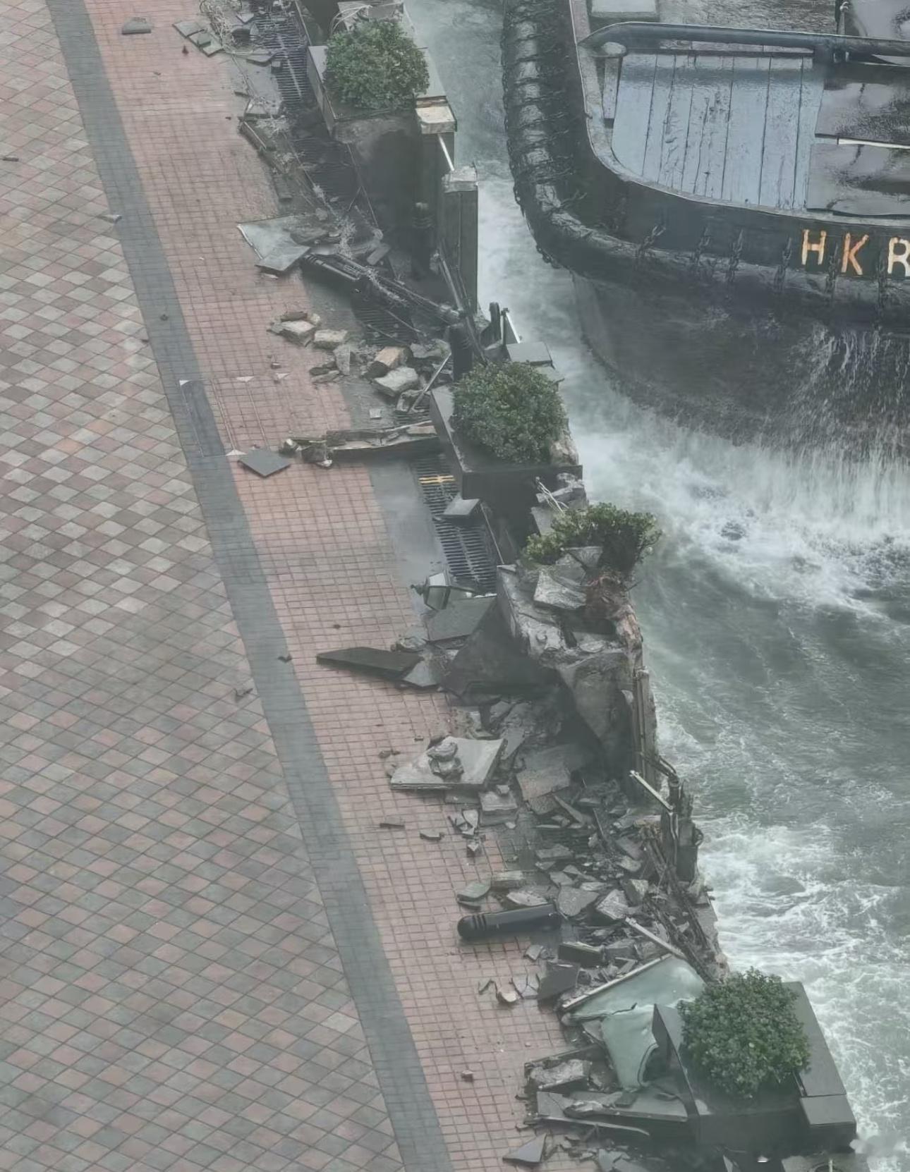桦加沙深圳这是香港红磡附近停靠的船只风浪太大导致撞岸岸边栏杆石头都已经撞碎了……