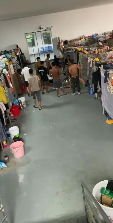 睡不着根本睡不着千人大宿舍