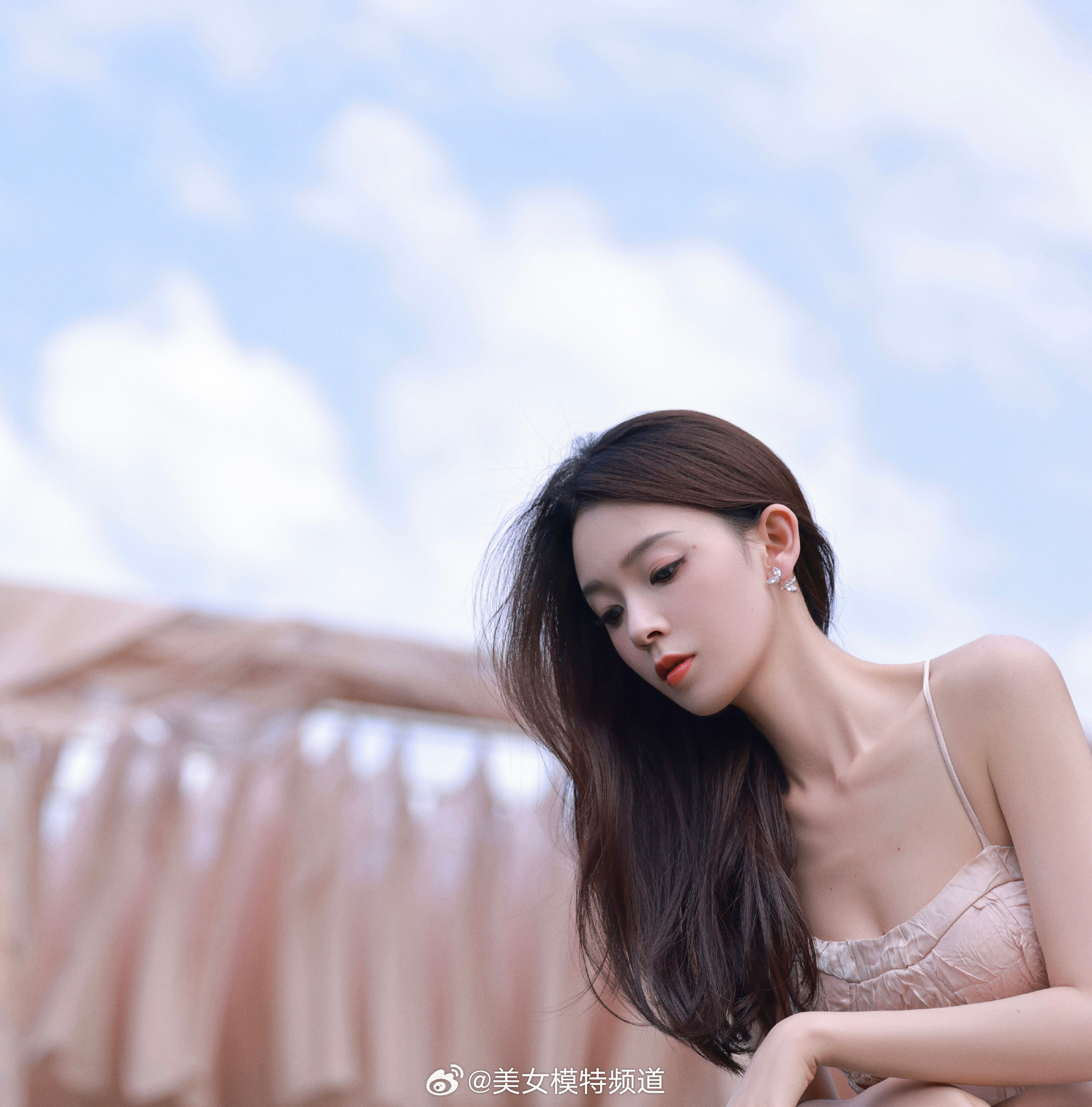 陈瑶全新写真大片优雅明艳的姿态​​​