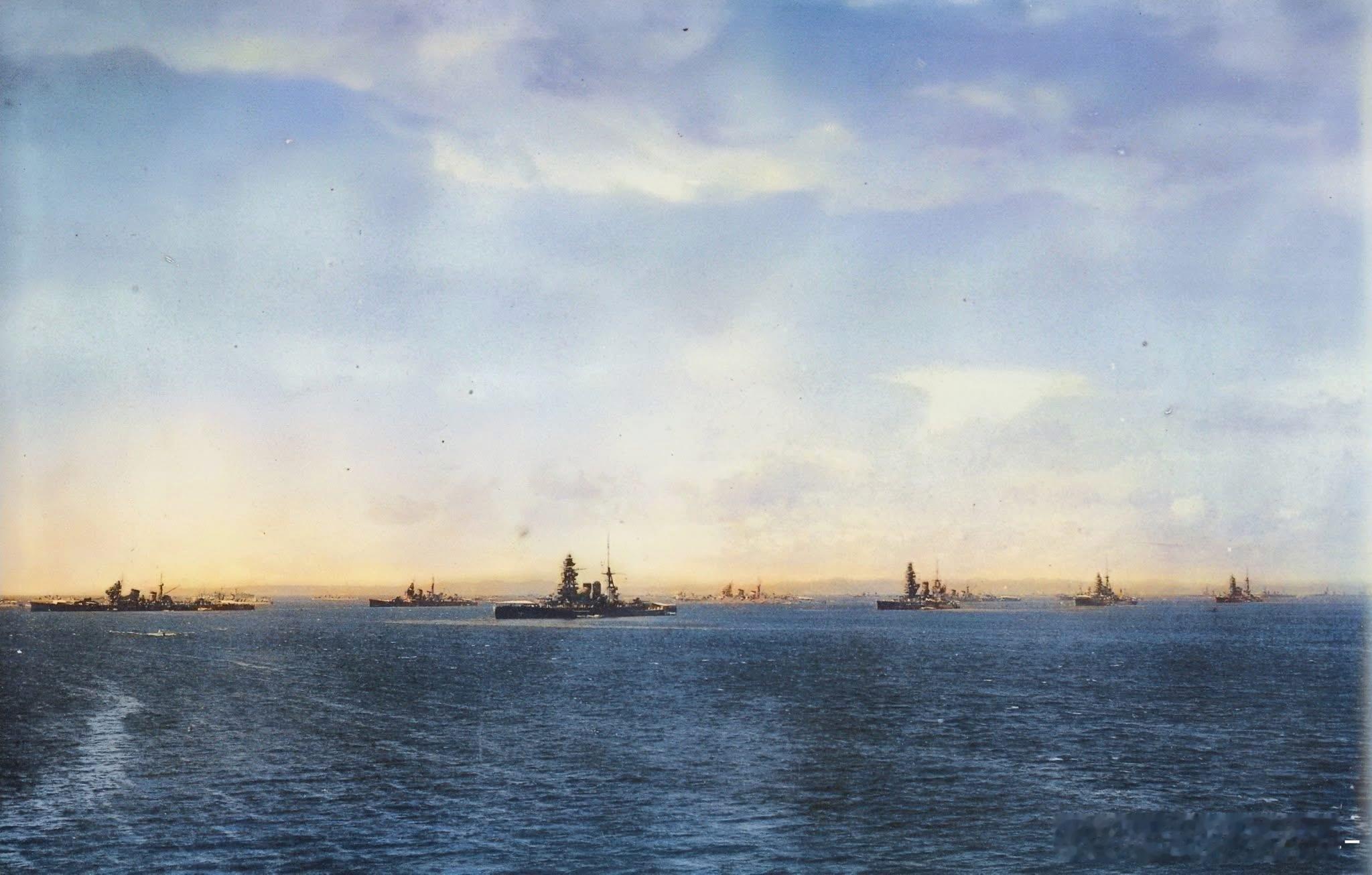 联合舰队大演习结束后集结在木更津外海校阅的联合舰队部分舰艇，摄于1933年8月。