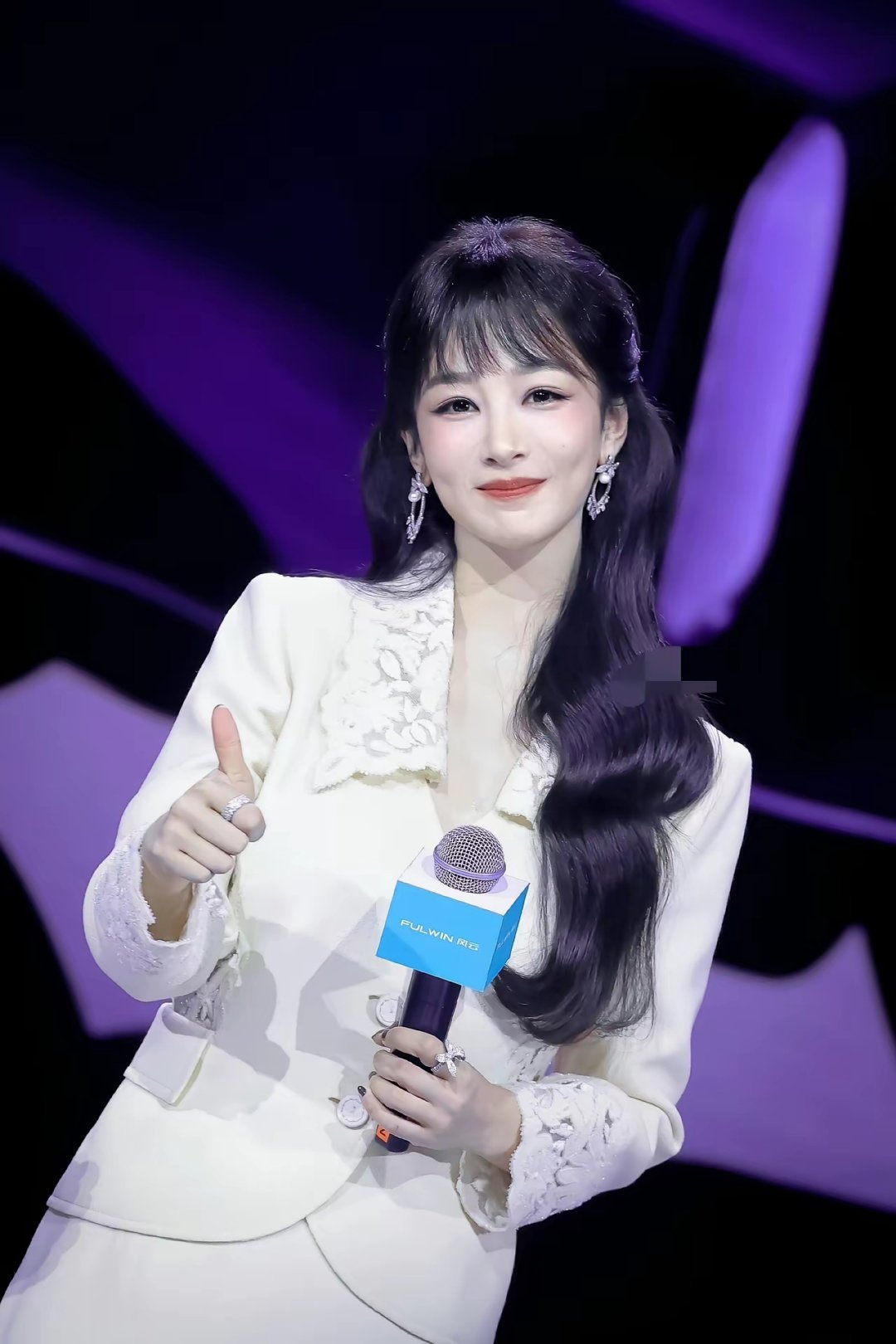 杀青不到24小时就直奔重庆！杨紫作为奇瑞全球代言人，亮相风云A9L发布会，这已经