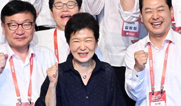 韩国右派这回真是被逼到了死胡同！隐退多年的朴槿惠被硬生生请出来收拾残局，本以为昔