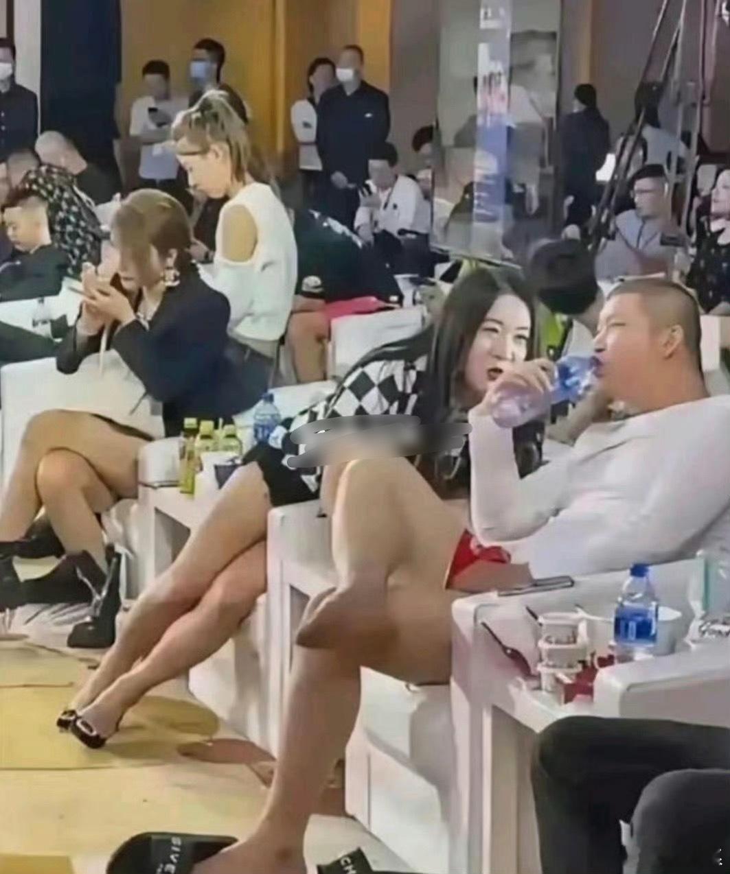 大网红聚会，这坐姿也太随性了吧