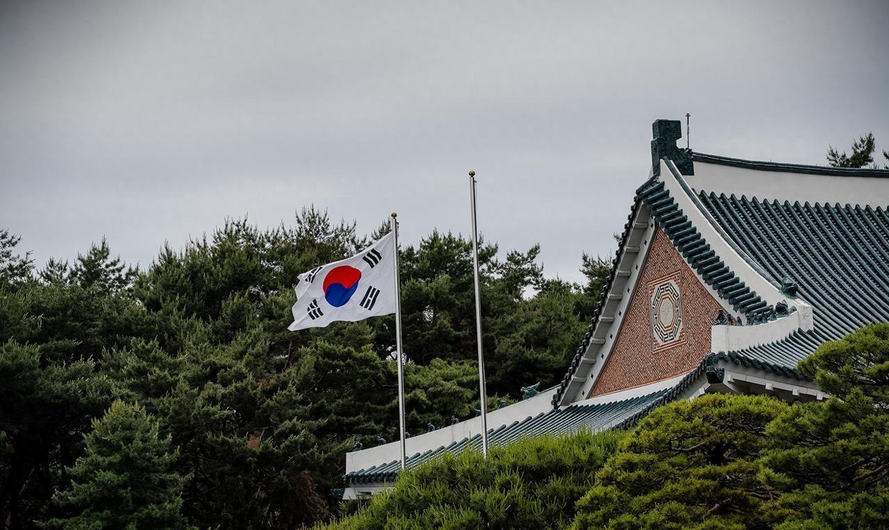 韩国一名70多岁的男子在长达40年的时间里性侵亲生女儿，甚至对因此出生的外孙女也