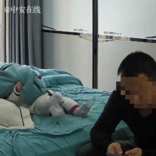 在湖北，发生了一件挺让人揪心的事。一个婴儿躺在床上，不小心把被子盖到了自己脸上，