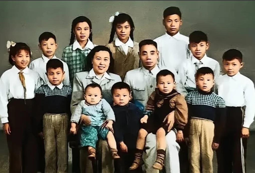 时任炮兵副司令员吴信泉中将的全家合影照，一个十四口人的幸福大家庭。幸福大家庭