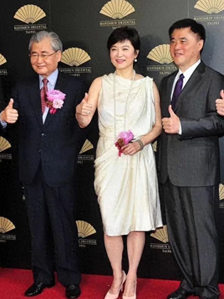 72岁林青霞剪了超短发显年轻25岁，穿白色连衣裙，完全没有阿姨感