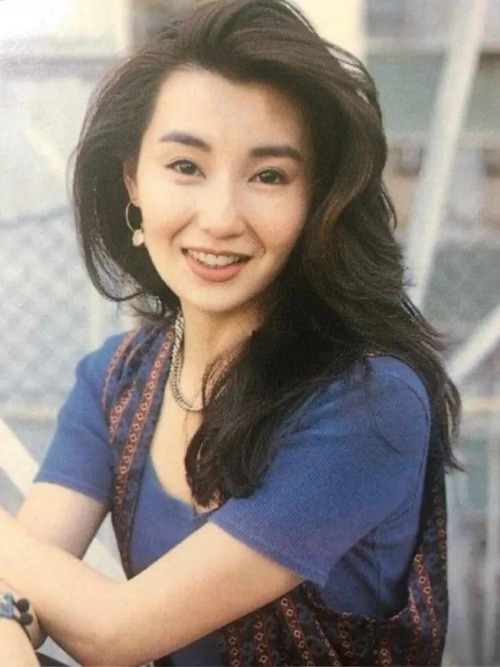 张曼玉是怎么做到头顶发线直立，而又不油腻的？我喜欢她的身材和穿搭，基本从不