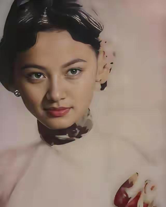 1918年，军阀唐继尧对部下年轻貌美的妻子说：“我楼上有些古董，去看看吧？”结果