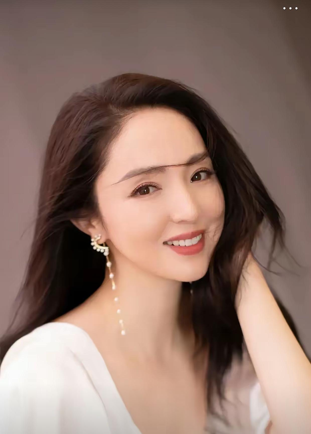 45岁的董璇为什么离婚后，带着一个女儿，还能迷倒一众追随者，原因无非只有三个，非