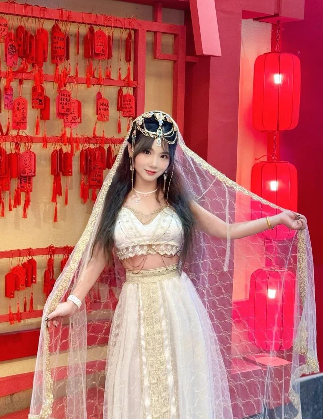 谁懂啊！在松江逛街被朋友拉进一家店，推开门直接懵了——满店的唐风装饰，连店员都穿