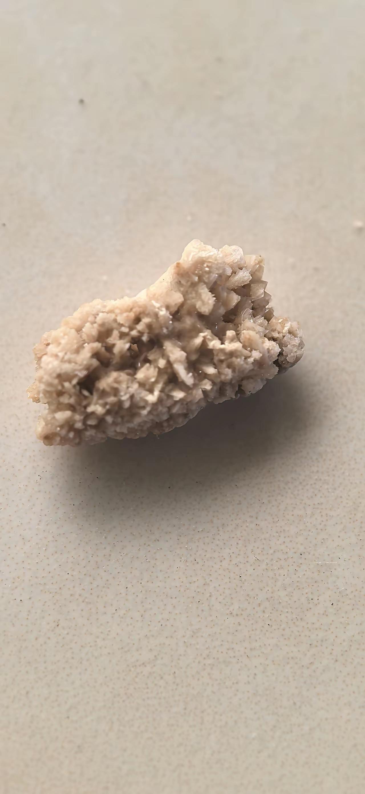 看网友排出这么大的结石真是厉害，每天喝水跳绳终于出来了，我看这东西就是水壶垢，人
