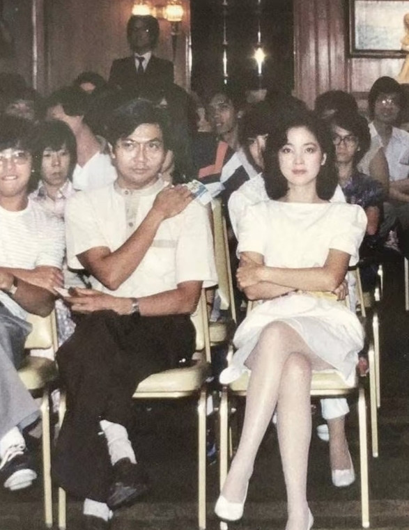 1981年4月，香港，坐在C位的邓丽君美的像天使。