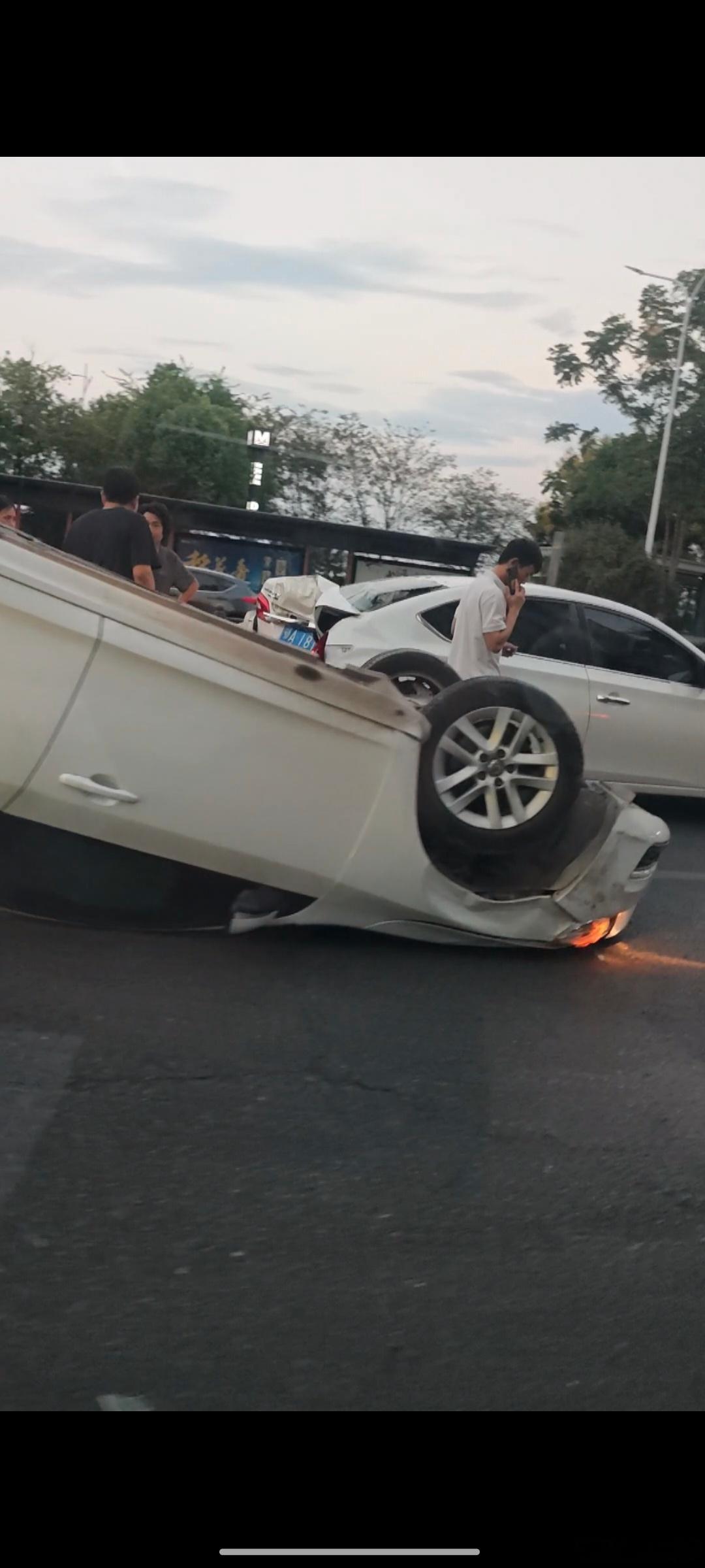 单向4车道大直路哥们儿你是咋把车子开翻的啊​​​