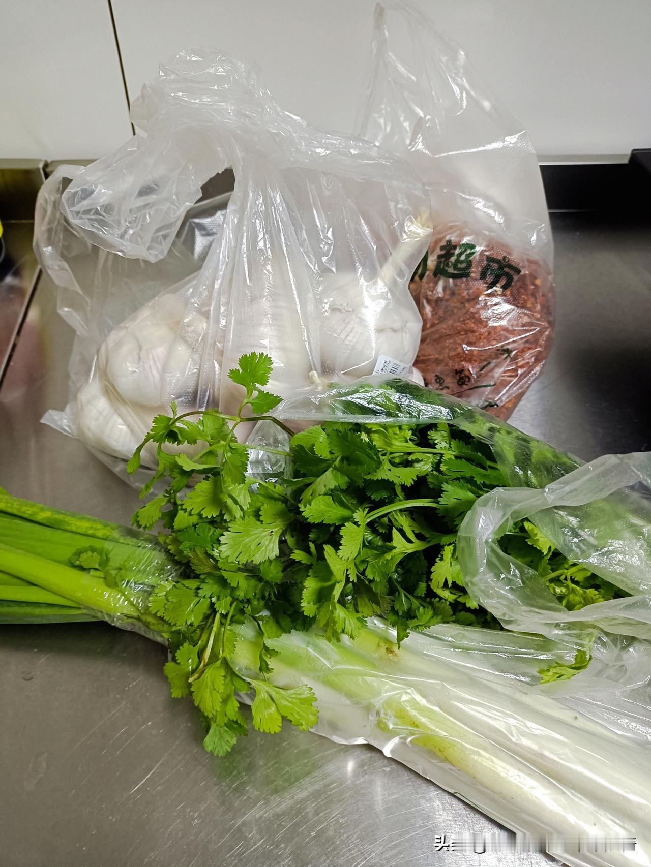 当妈后,我才真正理解了“自由职业”四个字有多讽刺。别人眼里我在家“闲着”,实际上