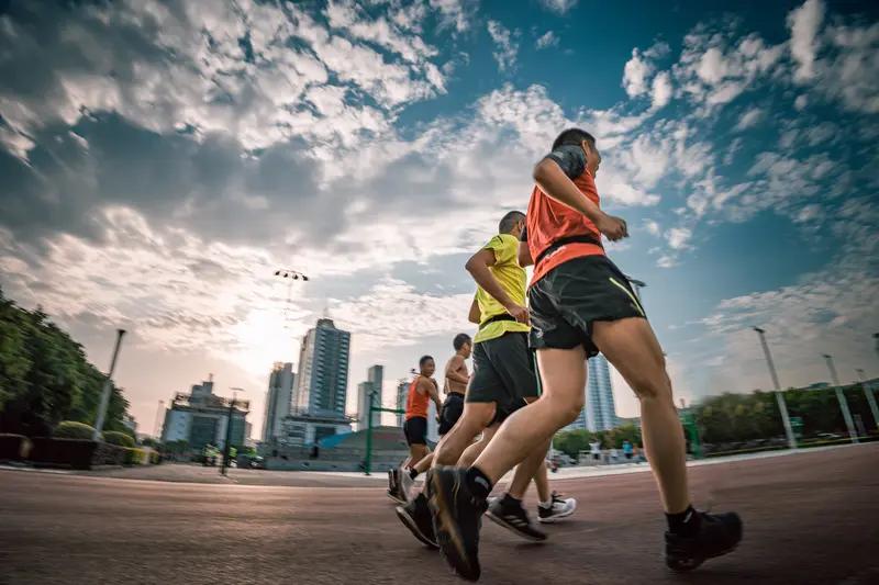很多人都问，跑马拉松到底伤不伤膝盖？其实答案很扎心：不是跑步伤膝盖，是错误的跑