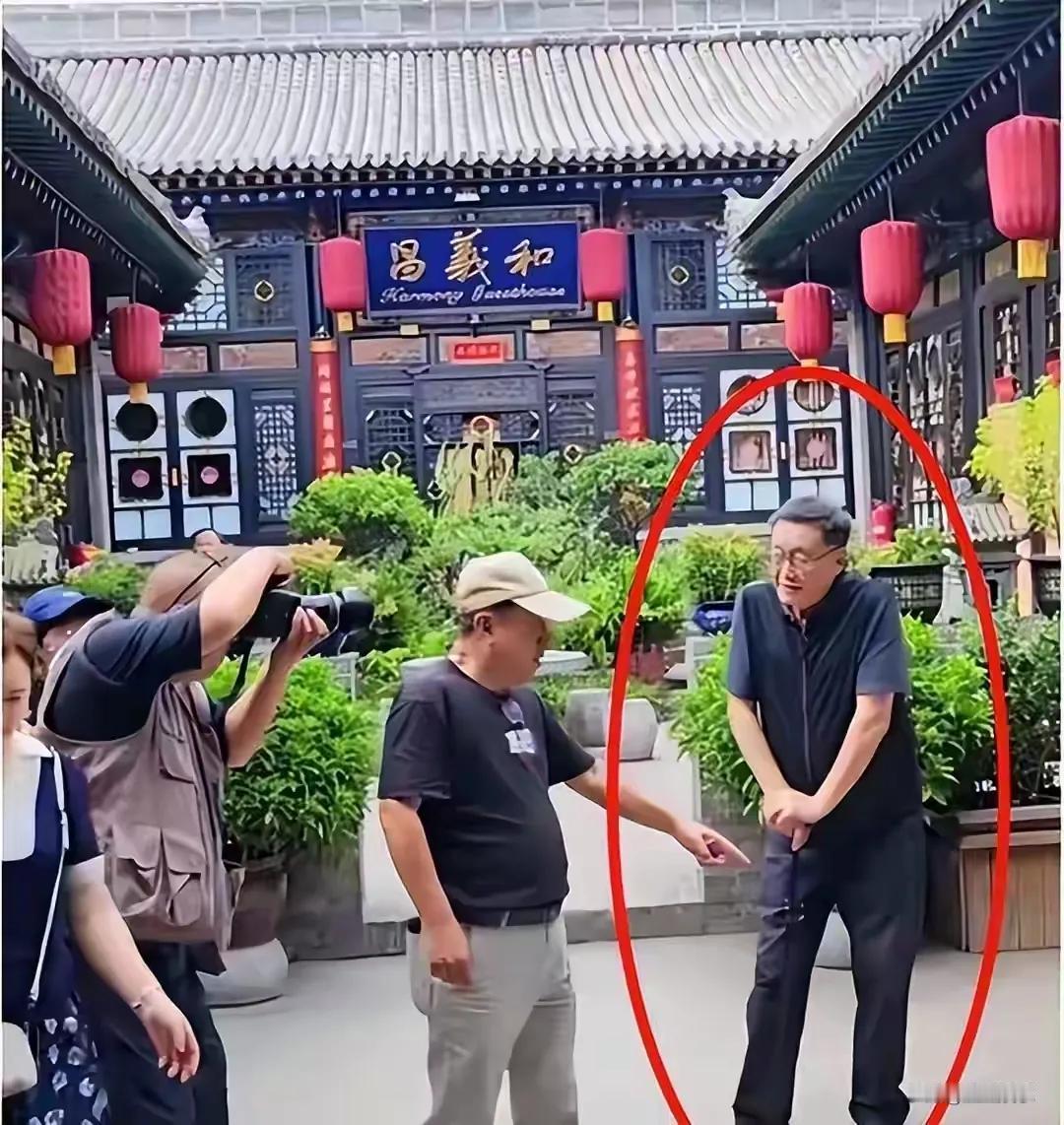 72岁的王文澜如今身形佝偻，走路需拄拐杖支撑，岁月在他脸上刻下深深皱纹。为给儿子