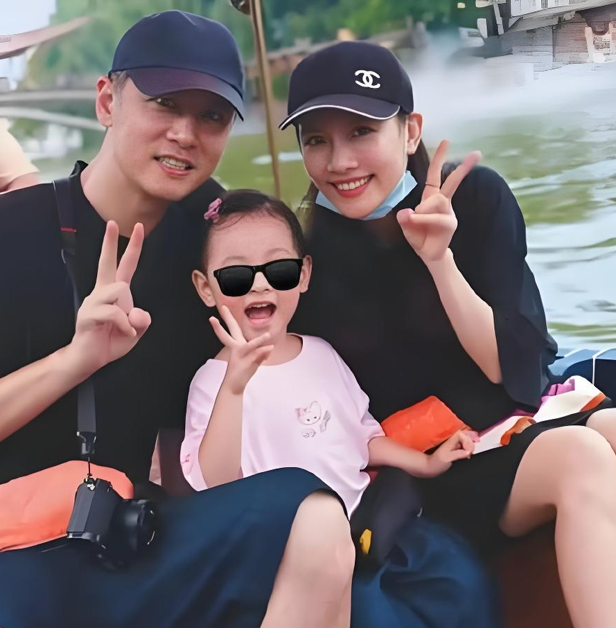 孙骁骁分享家庭日常，暴露了任重的“家庭地位”。女儿嘻嘻管爸爸叫“重重”，听着挺亲切，但一到睡觉就变脸