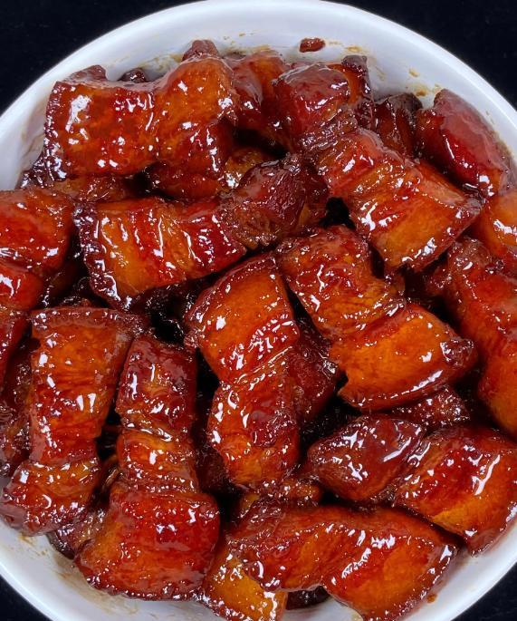 红烧肉做法：1、选带皮五花肉，最好是肥瘦相间七层，这样的既不肥腻又不柴；2、