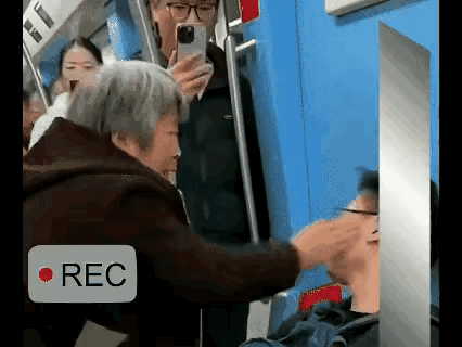 吃瘪的大妈！这是我第一次看见大妈吃瘪的视频，她以为眼镜男子会让着她，对着眼镜男子