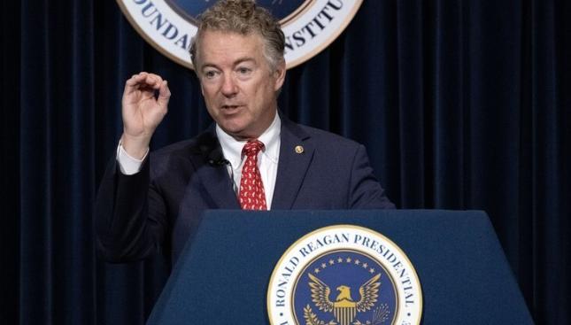 这场战争最意外的剧情，不是伊朗在抵抗，而是特朗普自己人先炸了。塔克·卡尔森