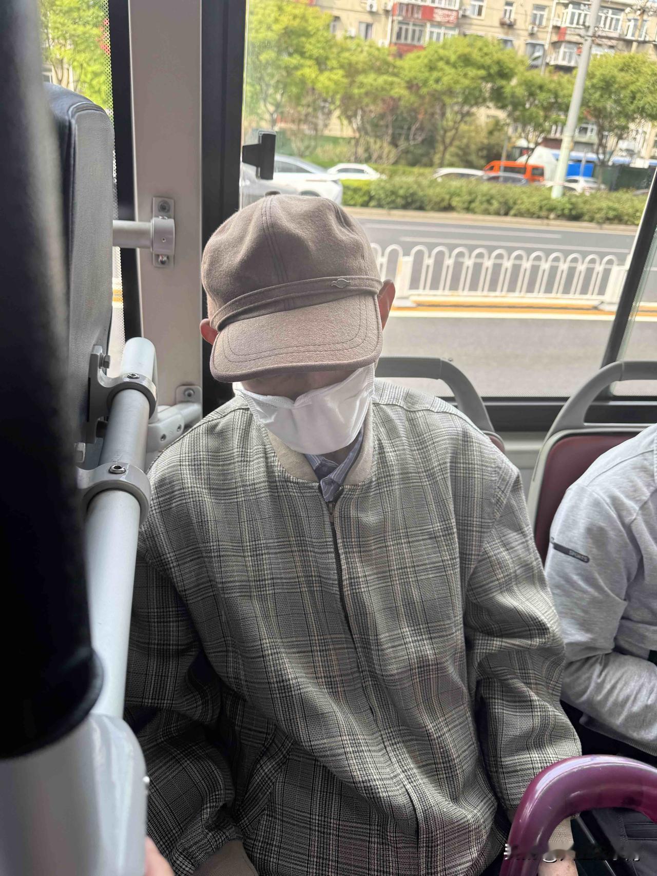 北京的公交车上戴口罩的还是不少。一个刚上公交的大哥，带着口罩，偶尔咳嗽一下，吓