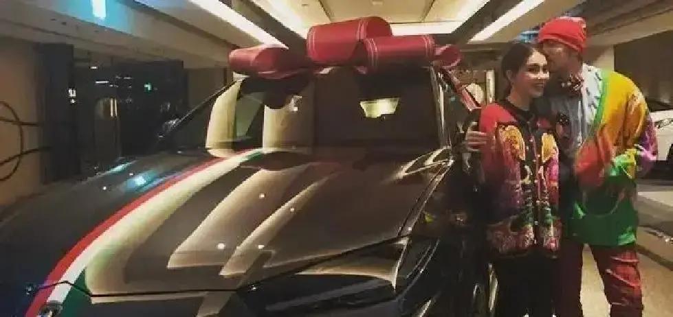 昆凌送周杰伦的Urus，根本不是一辆车。这是撬动中国豪车市场的杠杆。去年，