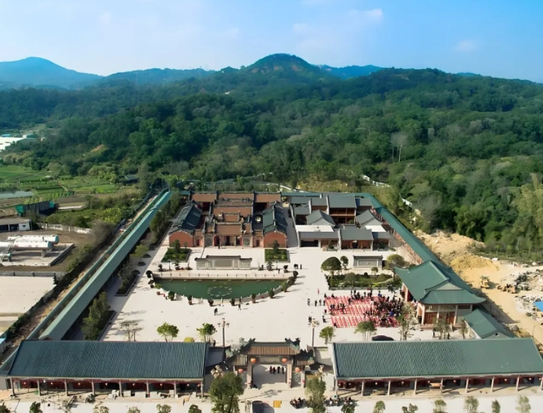 听说广东汕头市的英之园将要被强制拆除，我很惊讶，以前我去参观过一次，被它的宏伟壮