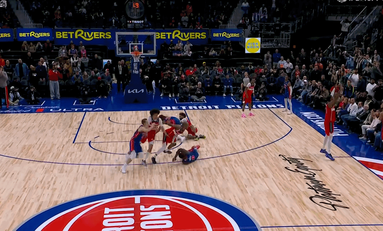 詹金斯压哨三分绝平！！！卧槽！我今天就看这两场，结果看到两个压哨三分，值了！​