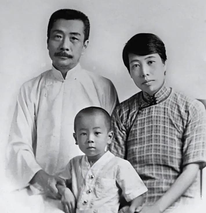 1927年，29岁的许广平怀孕了，她却疯狂地捶打肚子，鲁迅也不阻止。鲁迅70
