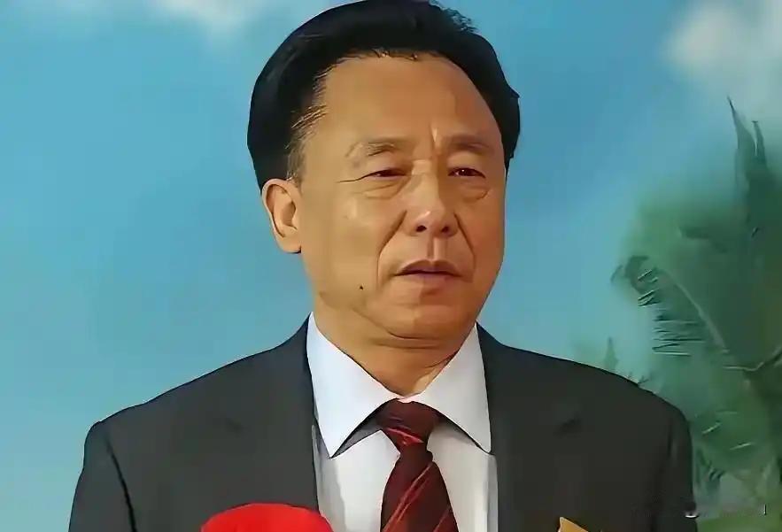 湖南“在逃皇帝”倪福林的荒诞人生，比电视剧还离谱。包养10名情妇，生下11个私生