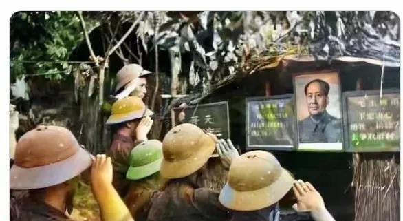 照片上，越战时期，一群越军站在毛爷爷的像片前敬礼并光荣宣誓，愿意为共产主义事业勇