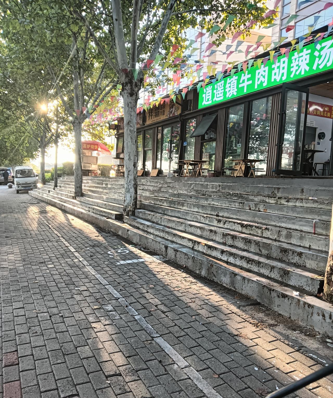 今天天终于晴了，一大早太阳就出来了，晒在身上暖洋洋的真舒服！一大早6:50准时
