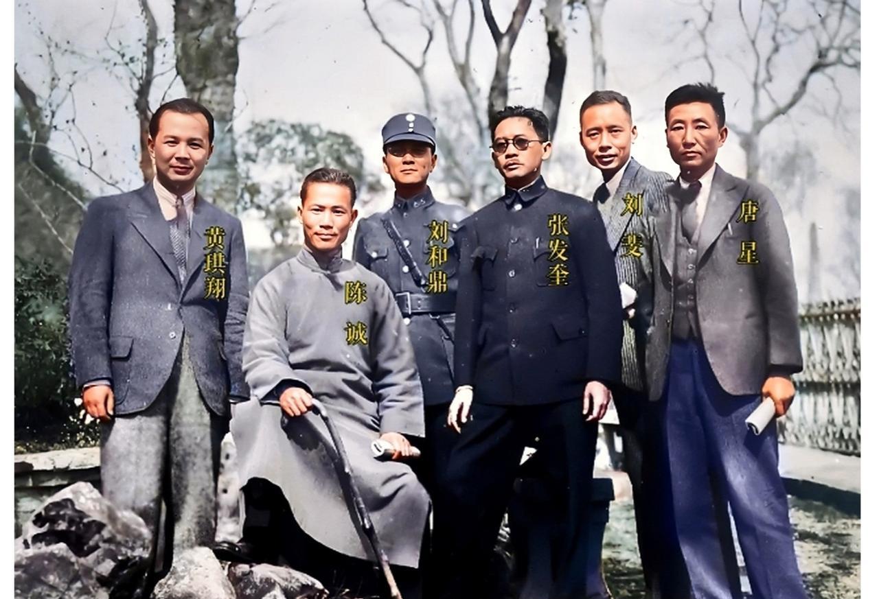 一张老照片，拍摄于抗战时期，这才是他们六人当时的真实貌相，并非演员所扮演的角色！