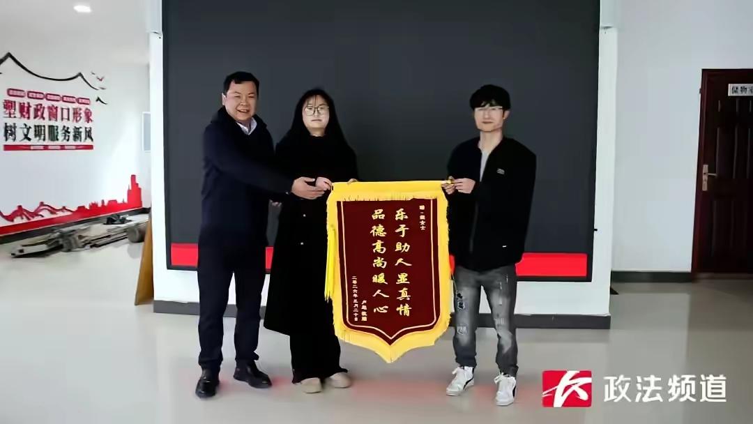 湖南，一网约车司机在接单途中突发疾病，于是他向后座的女乘客求助，没想到女乘客二话