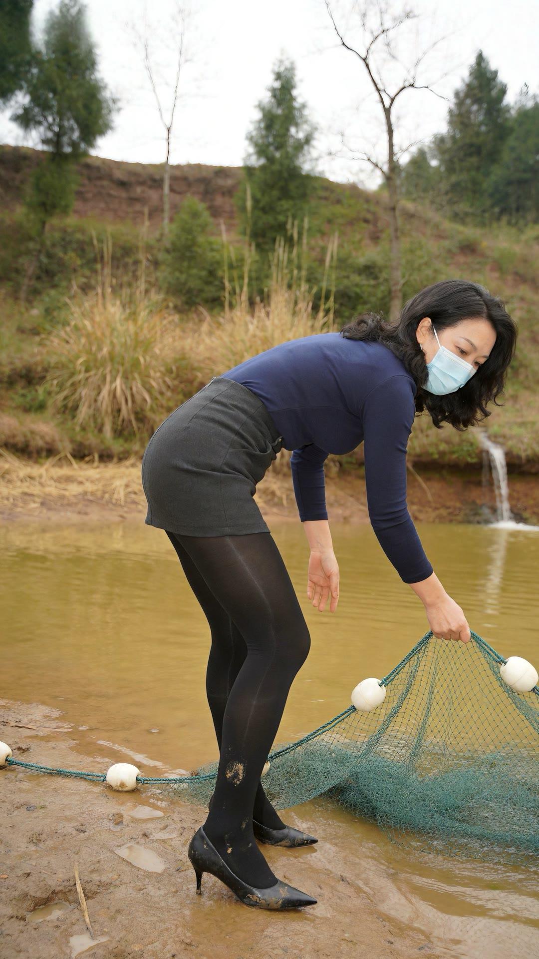 优雅都市女郎，野外体验垂钓乐趣