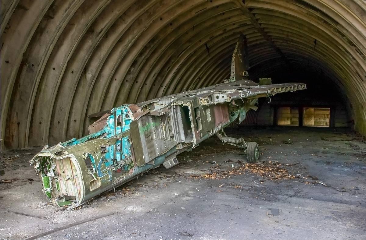 2020年拍摄的苏联第528战斗机航空团废弃米格-23ML战斗机的照片。这些飞机