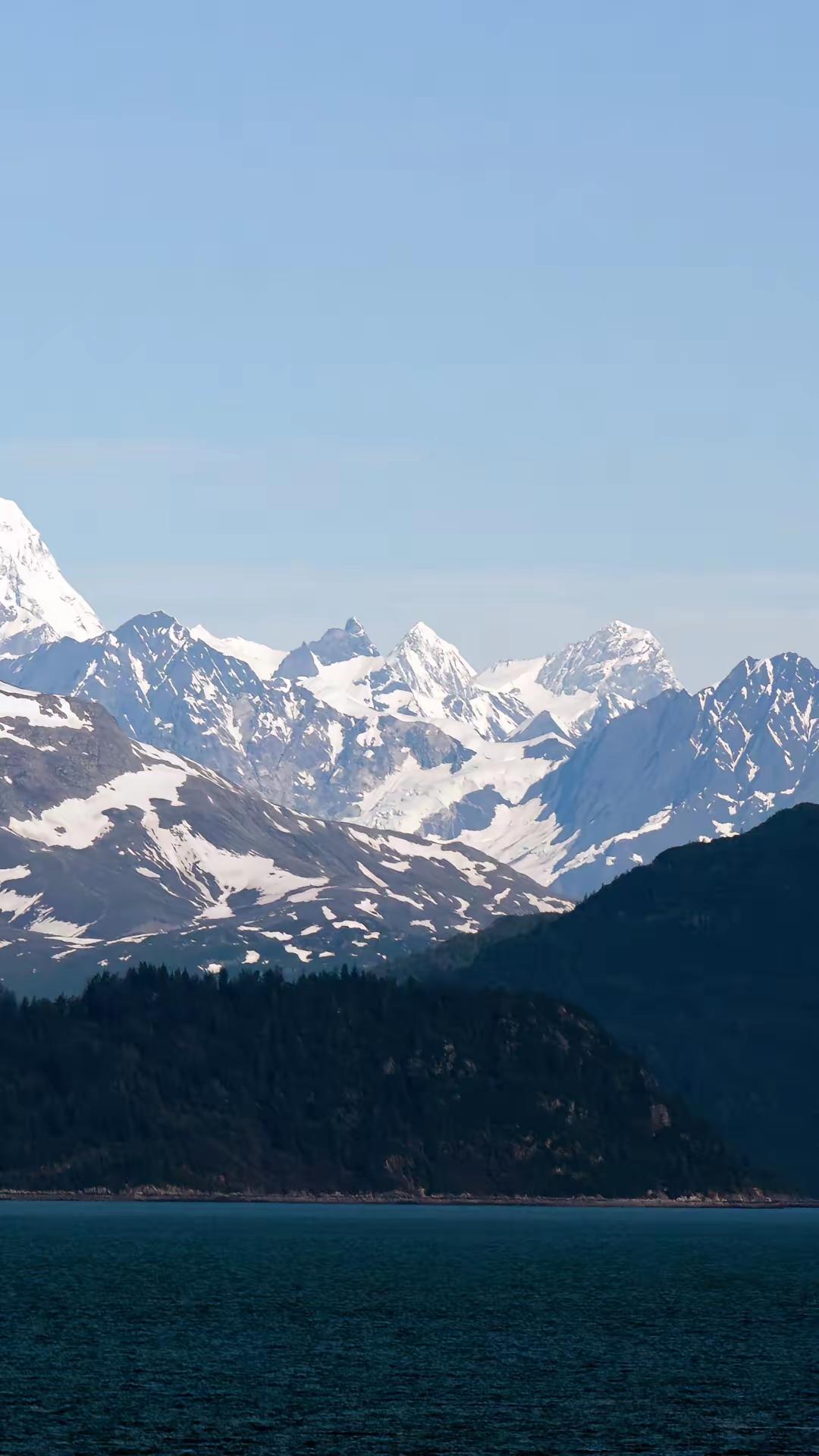 有人问，情人到底是怎么来的?张爱玲说：“情人不是靠找，而是上天注定的。如果有，