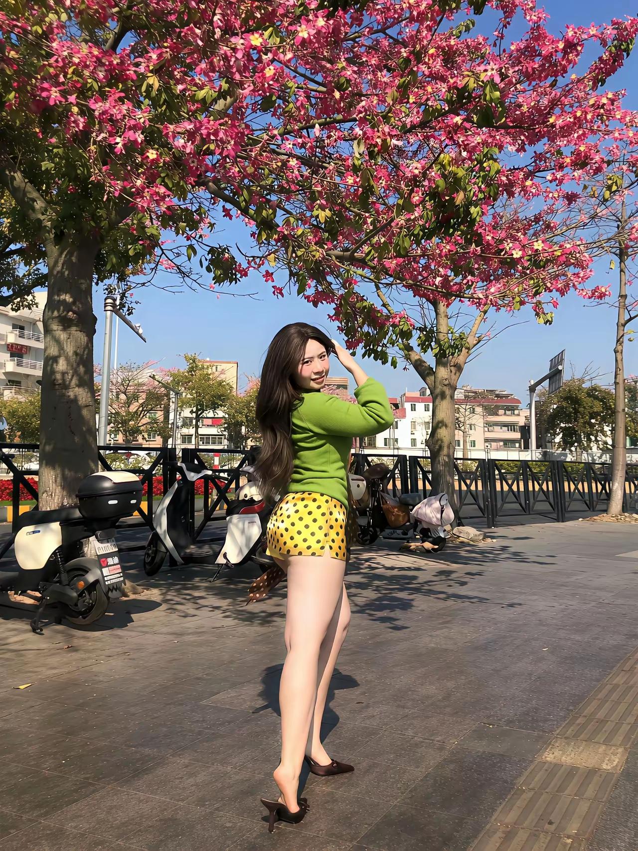 晚饭后，我洗碗，老婆坐沙发上傻笑；我擦地，老婆还坐着看电视。我说：“能不能帮把手