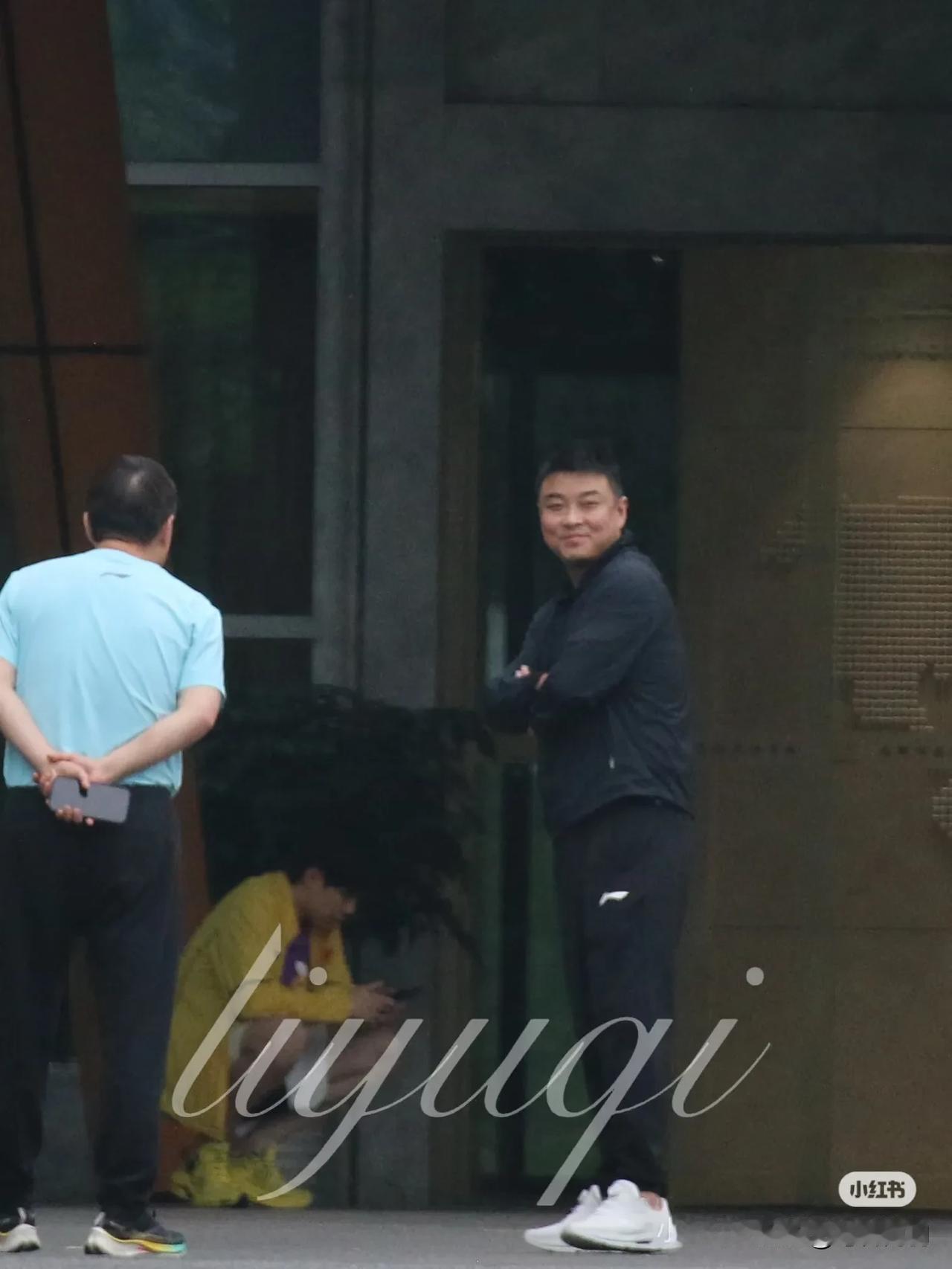 发现这几天被拍到的海螺爹总是笑眯眯的！皓哥这是好日子提前过了么？再过十来天怕