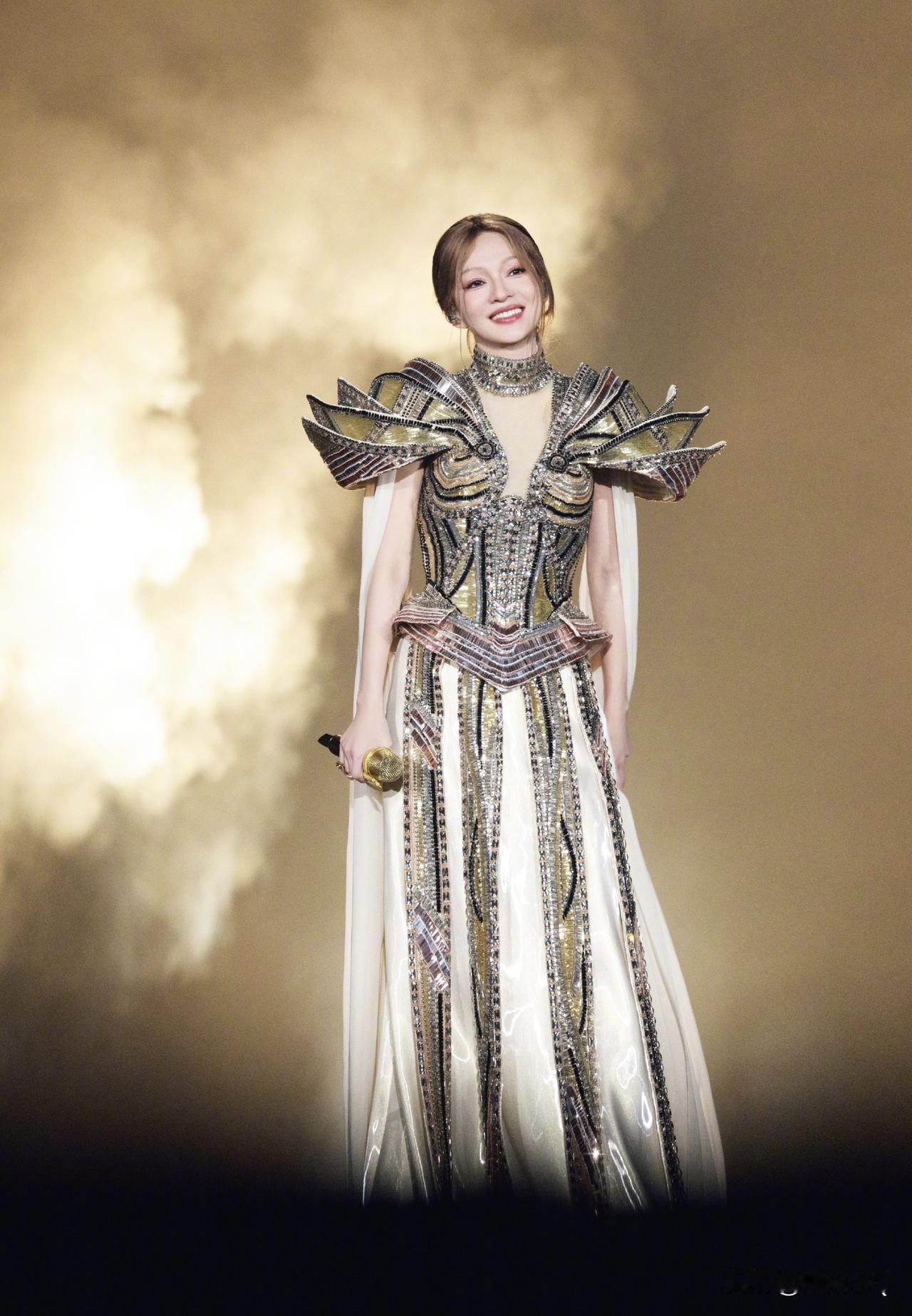 女神就是女神啊，穿盔甲战袍都这么仙气，又是被张韶涵美到的一天。