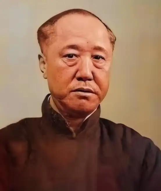 1949年北平解放，载沣将家人全部叫到一起，废除王府沿袭多年的请安制，然后对家人