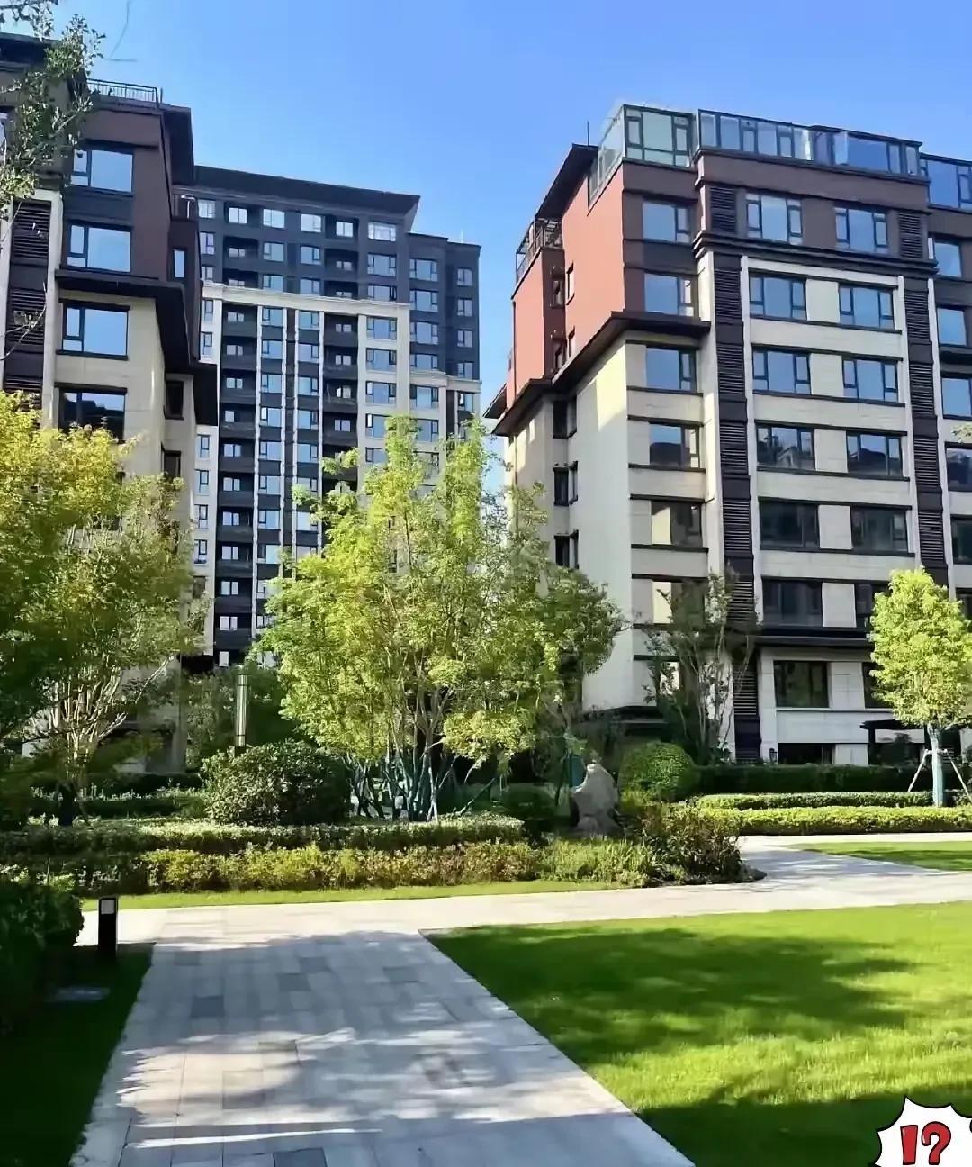 物业费的问题就在于它过于商业化、市场化了，完全忽视了民生保障！水电、医疗、教育