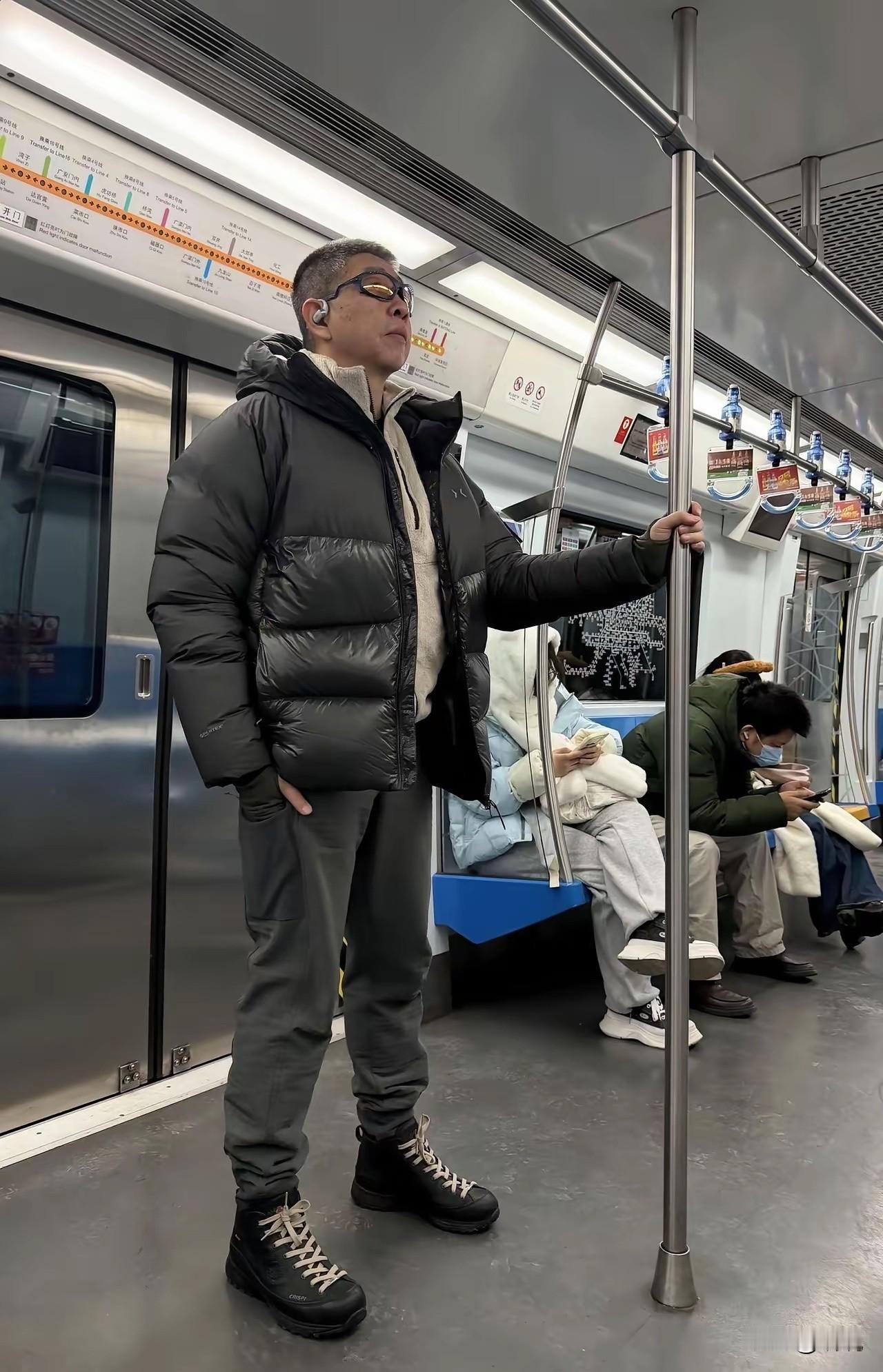 这个年纪已经被小孩子叫爷爷了…