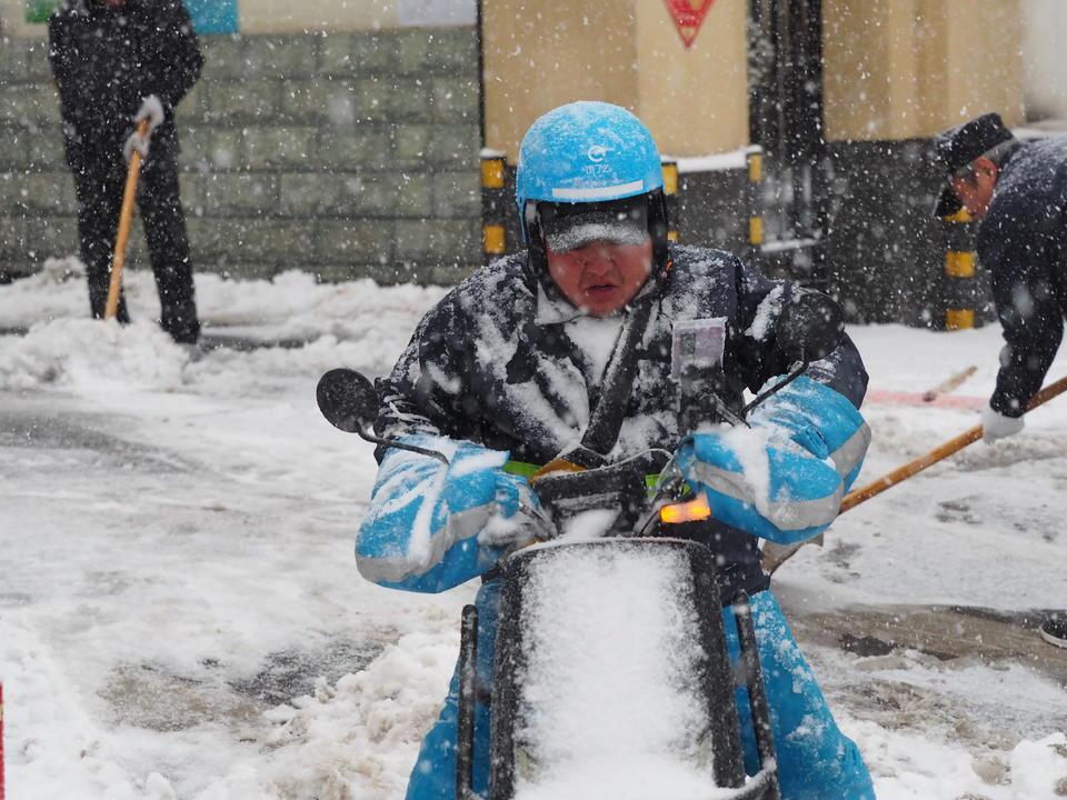 济南一场大雪，证明了外卖和快递小哥属于这个时代的“中国脊梁”。这个评价并不过分