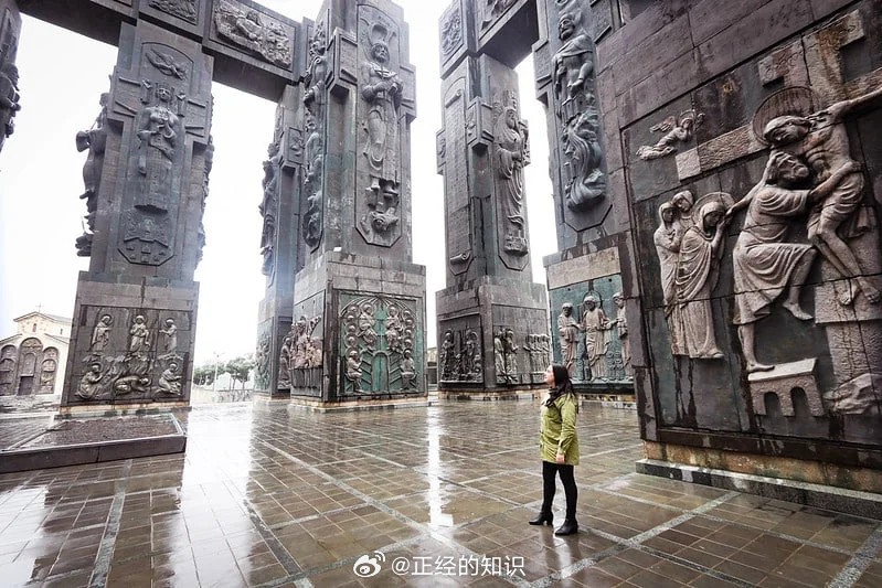 格鲁吉亚编年史，位于格鲁吉亚第比利斯，看起来像是来自幻想世界的东西