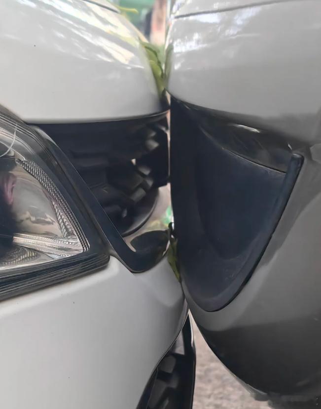 这车停的，不多不少，刚刚碰上